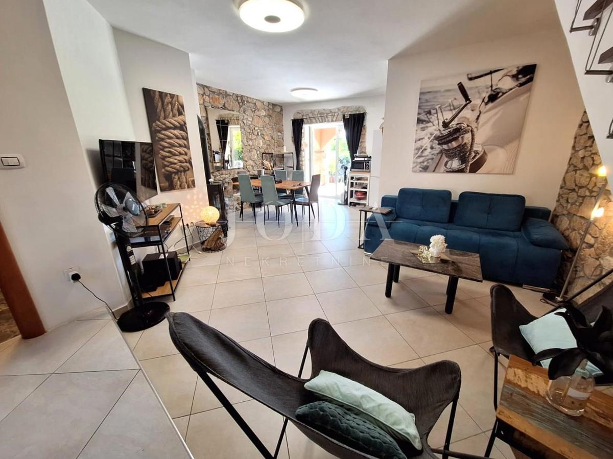 Isola di Krk, Malinska - casa in pietra con piscina