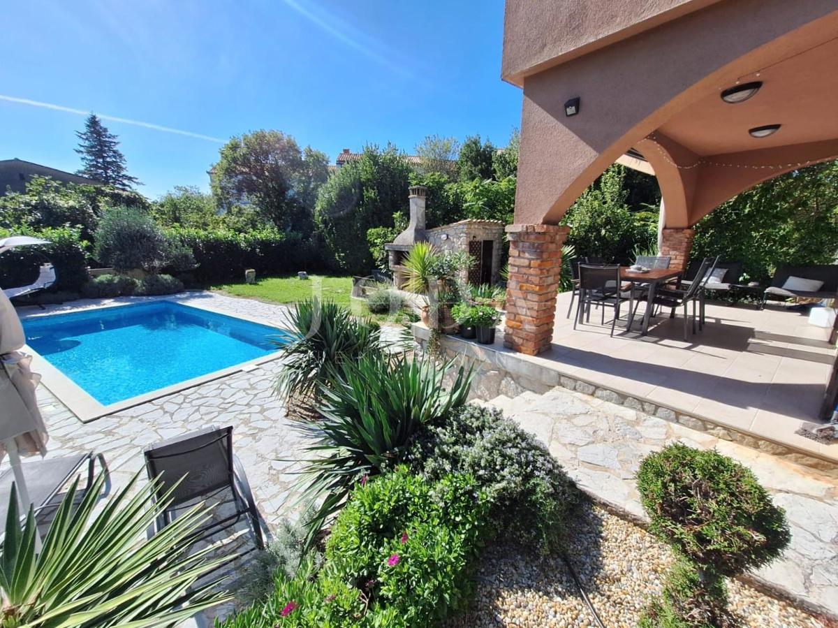 Isola di Krk, Malinska - casa in pietra con piscina