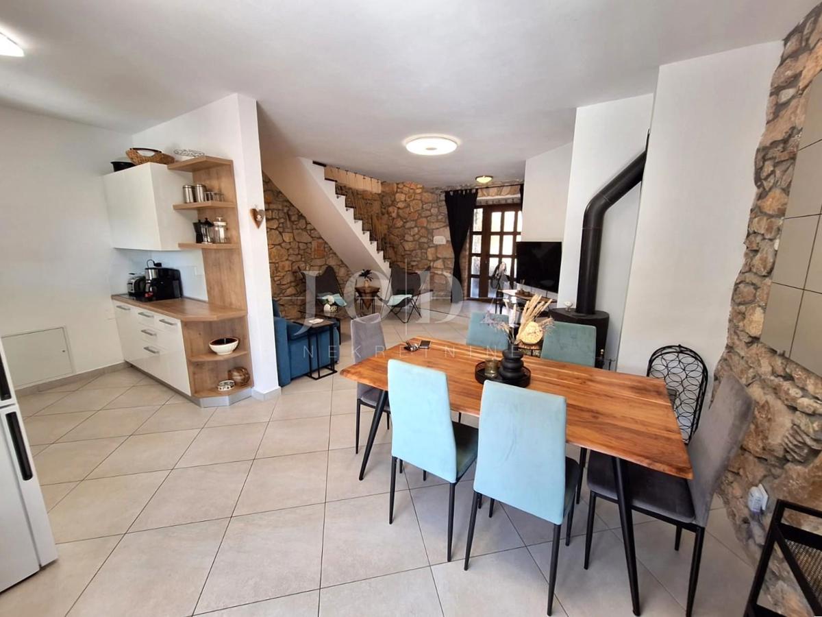 Isola di Krk, Malinska - casa in pietra con piscina