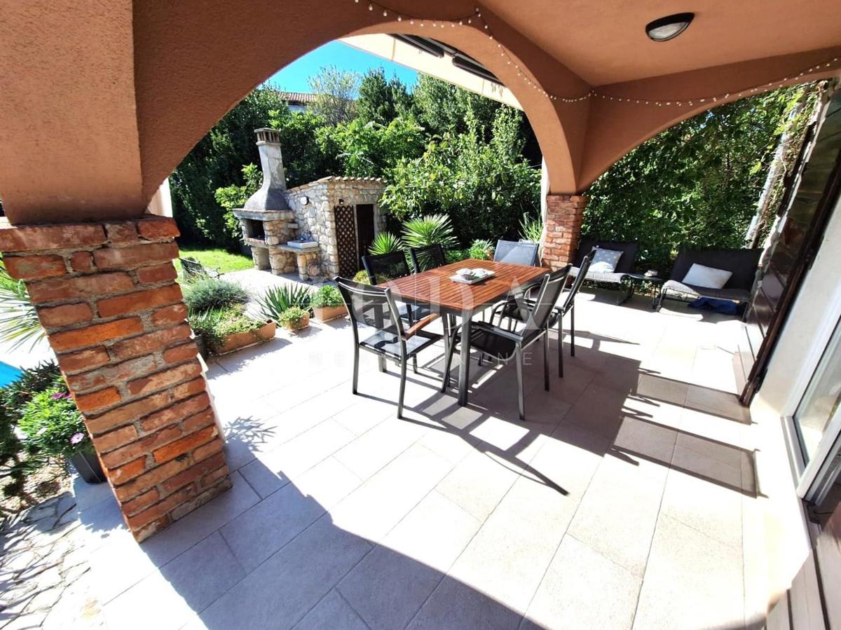 Isola di Krk, Malinska - casa in pietra con piscina