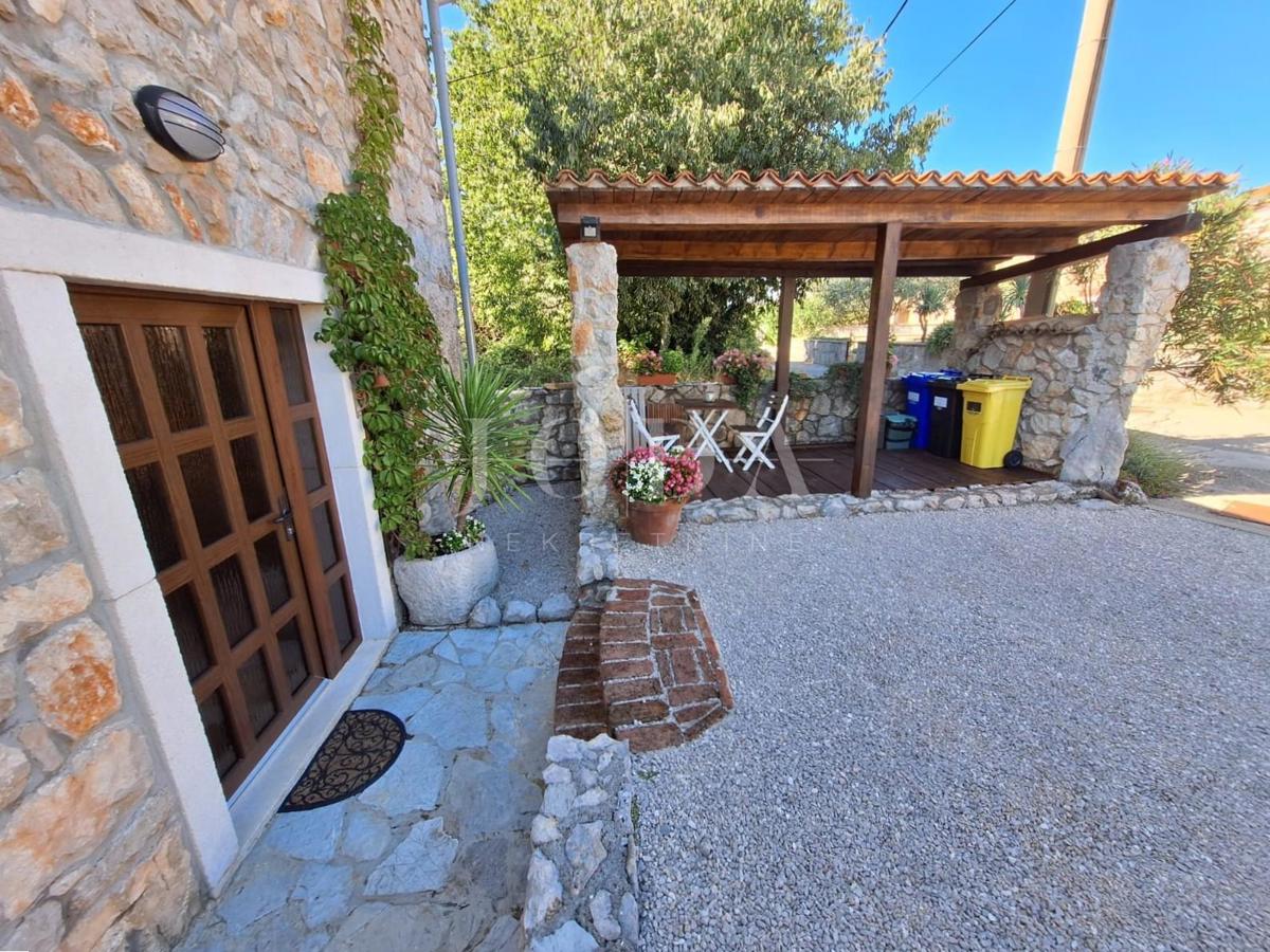 Isola di Krk, Malinska - casa in pietra con piscina