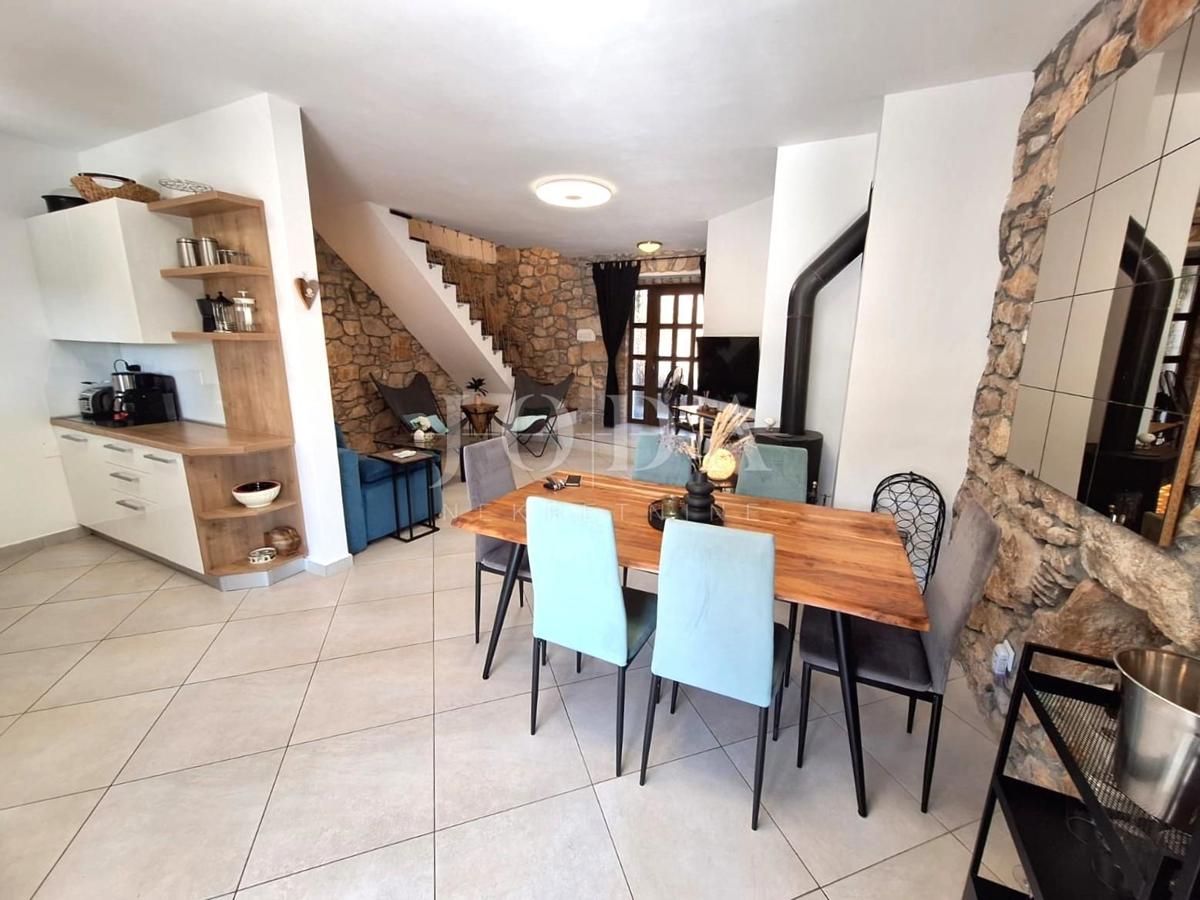 Isola di Krk, Malinska - casa in pietra con piscina