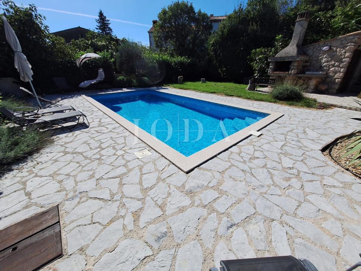 Isola di Krk, Malinska - casa in pietra con piscina