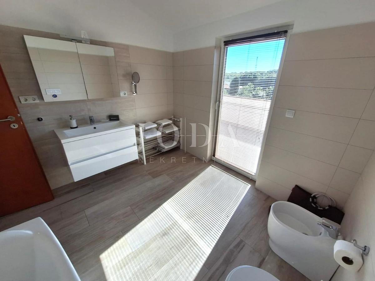 Isola di Krk, Malinska - casa in pietra con piscina