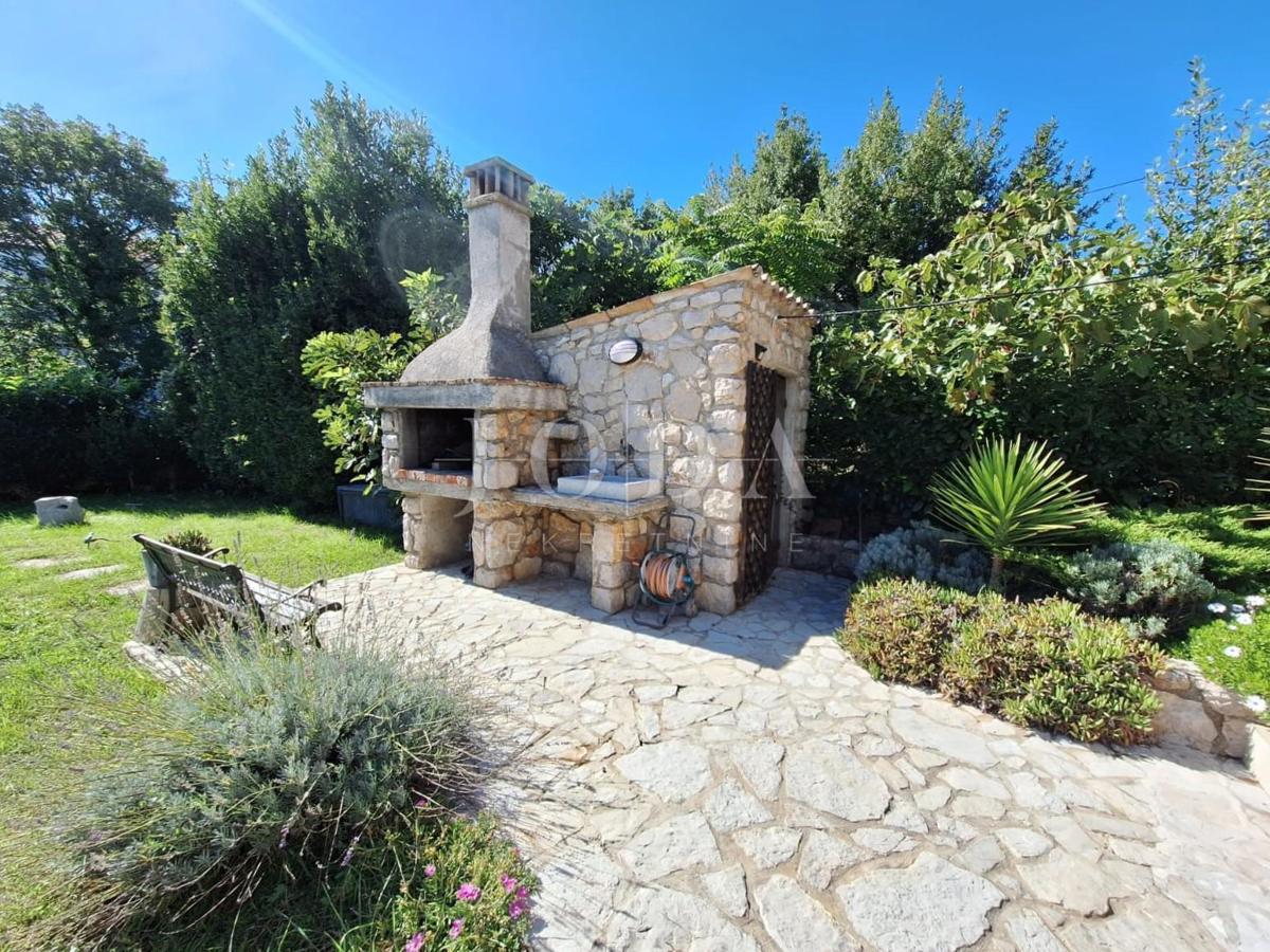 Isola di Krk, Malinska - casa in pietra con piscina