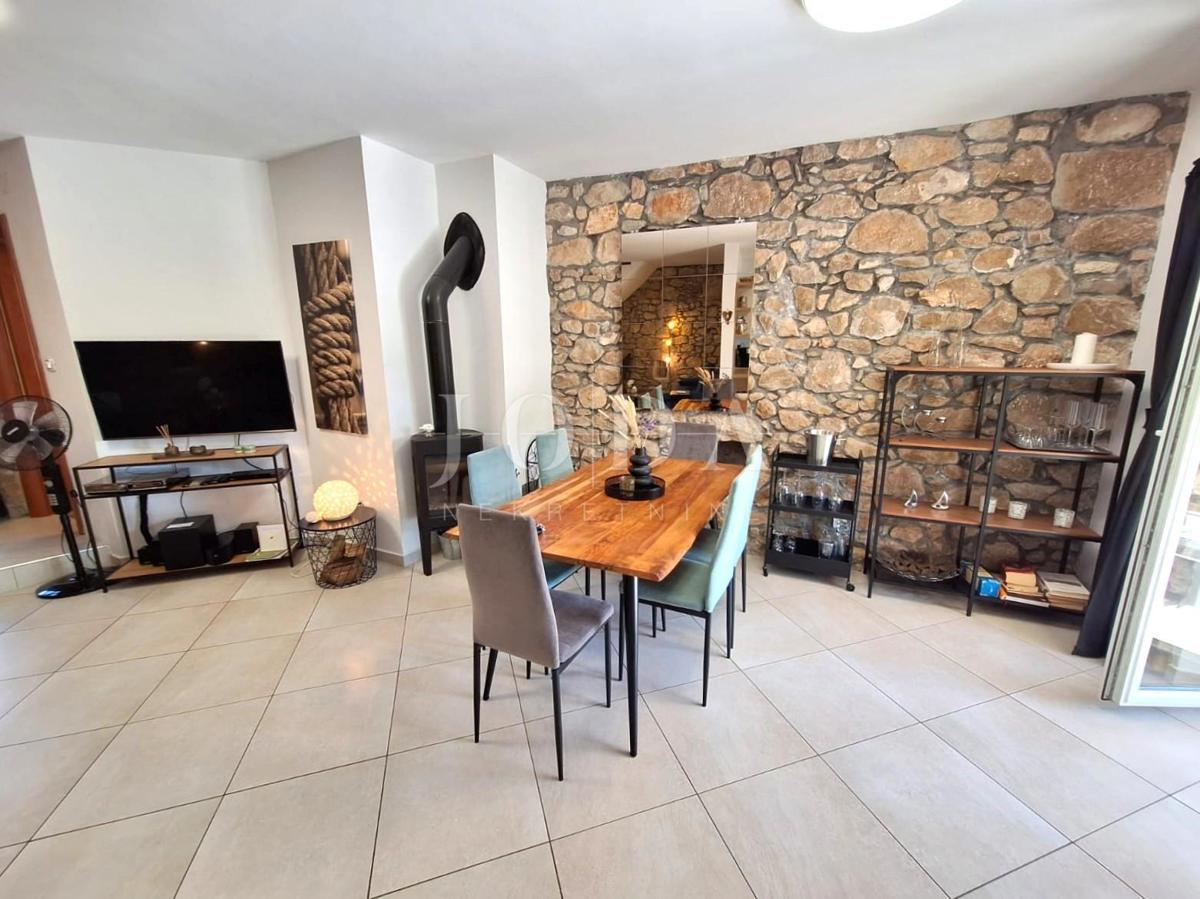 Isola di Krk, Malinska - casa in pietra con piscina