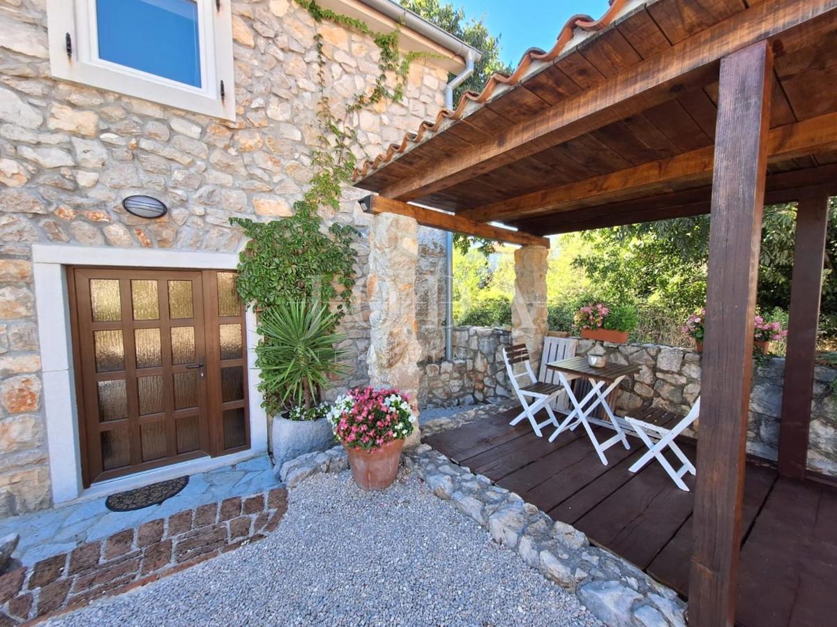 Isola di Krk, Malinska - casa in pietra con piscina