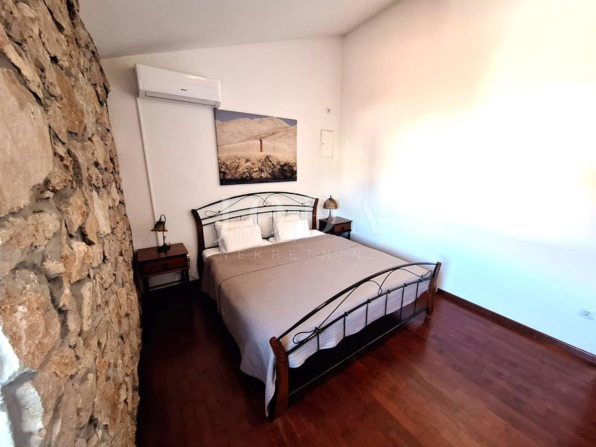 Isola di Krk, Malinska - casa in pietra con piscina