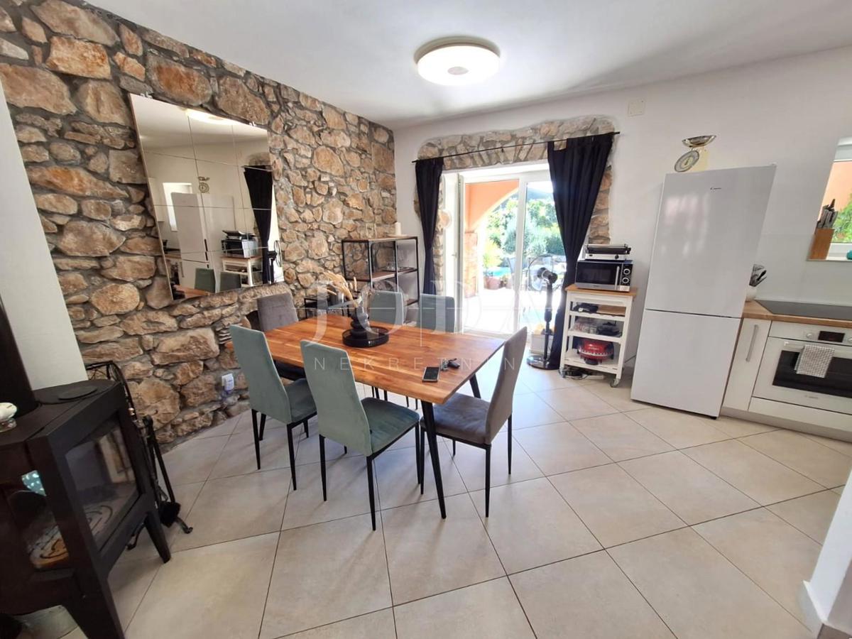 Isola di Krk, Malinska - casa in pietra con piscina