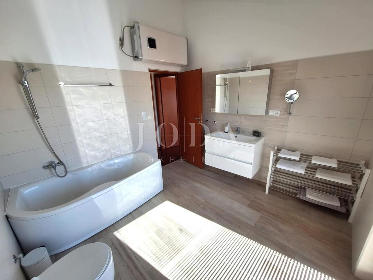 Isola di Krk, Malinska - casa in pietra con piscina