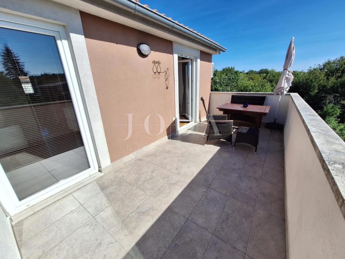 Isola di Krk, Malinska - casa in pietra con piscina