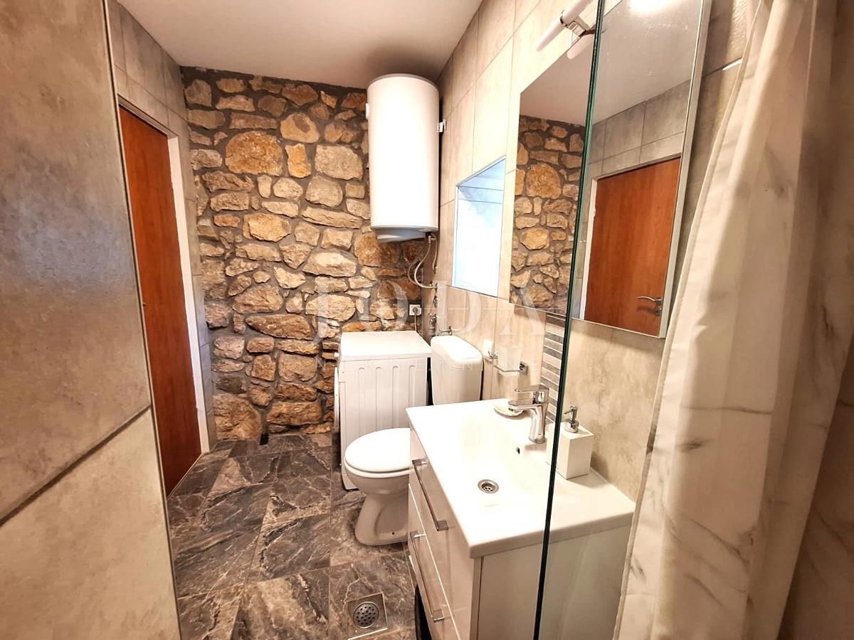 Isola di Krk, Malinska - casa in pietra con piscina