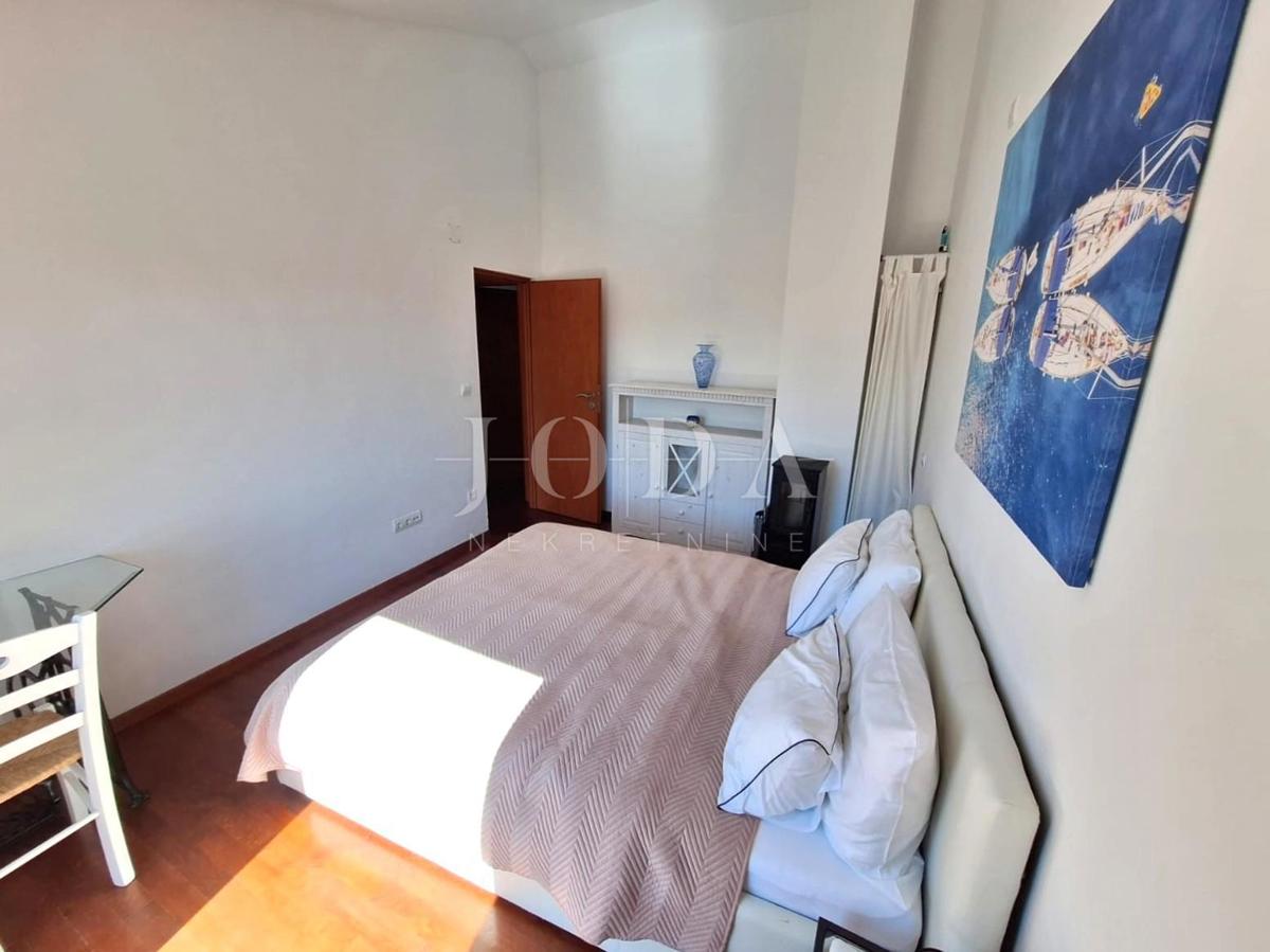 Isola di Krk, Malinska - casa in pietra con piscina