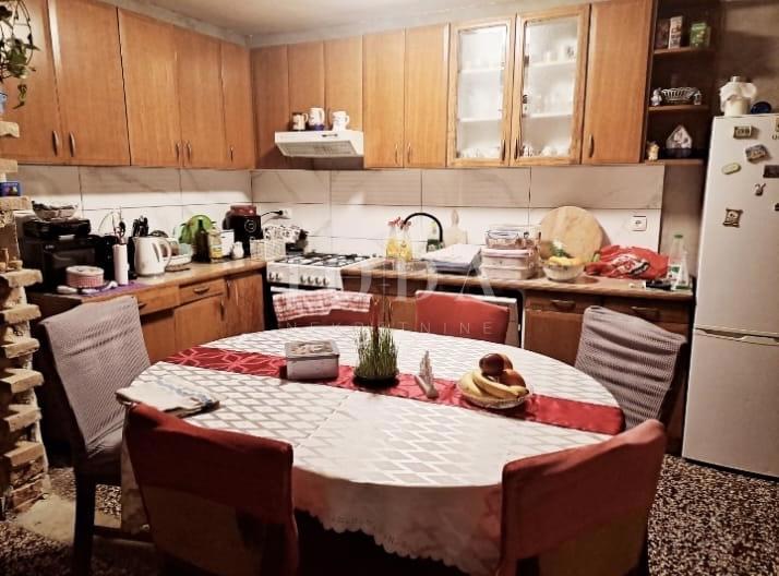 Kostelj, Casa con Potenziale e Giardino Curato