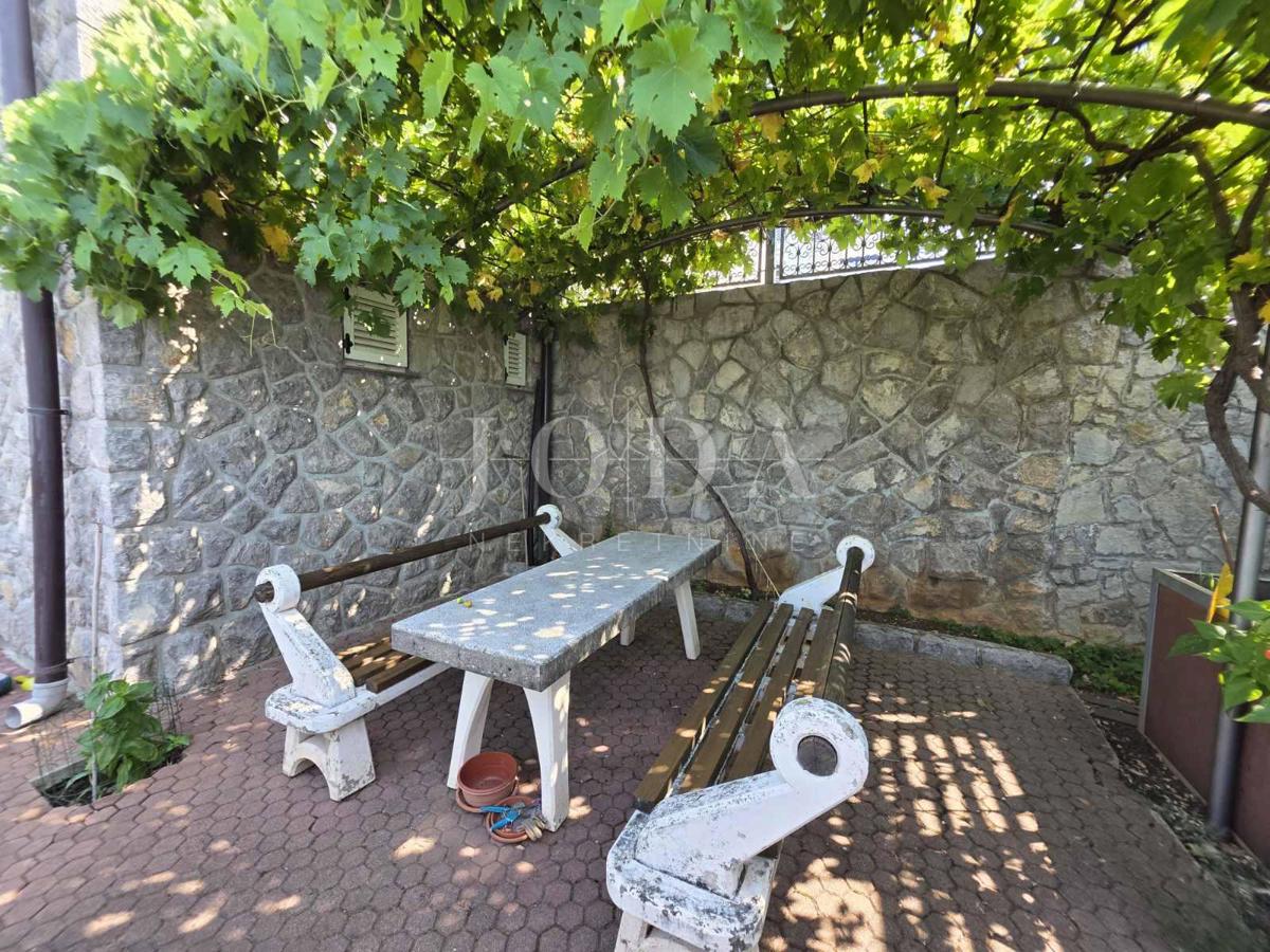 Crikvenica, casa con quattro appartamenti in posizione privilegiata