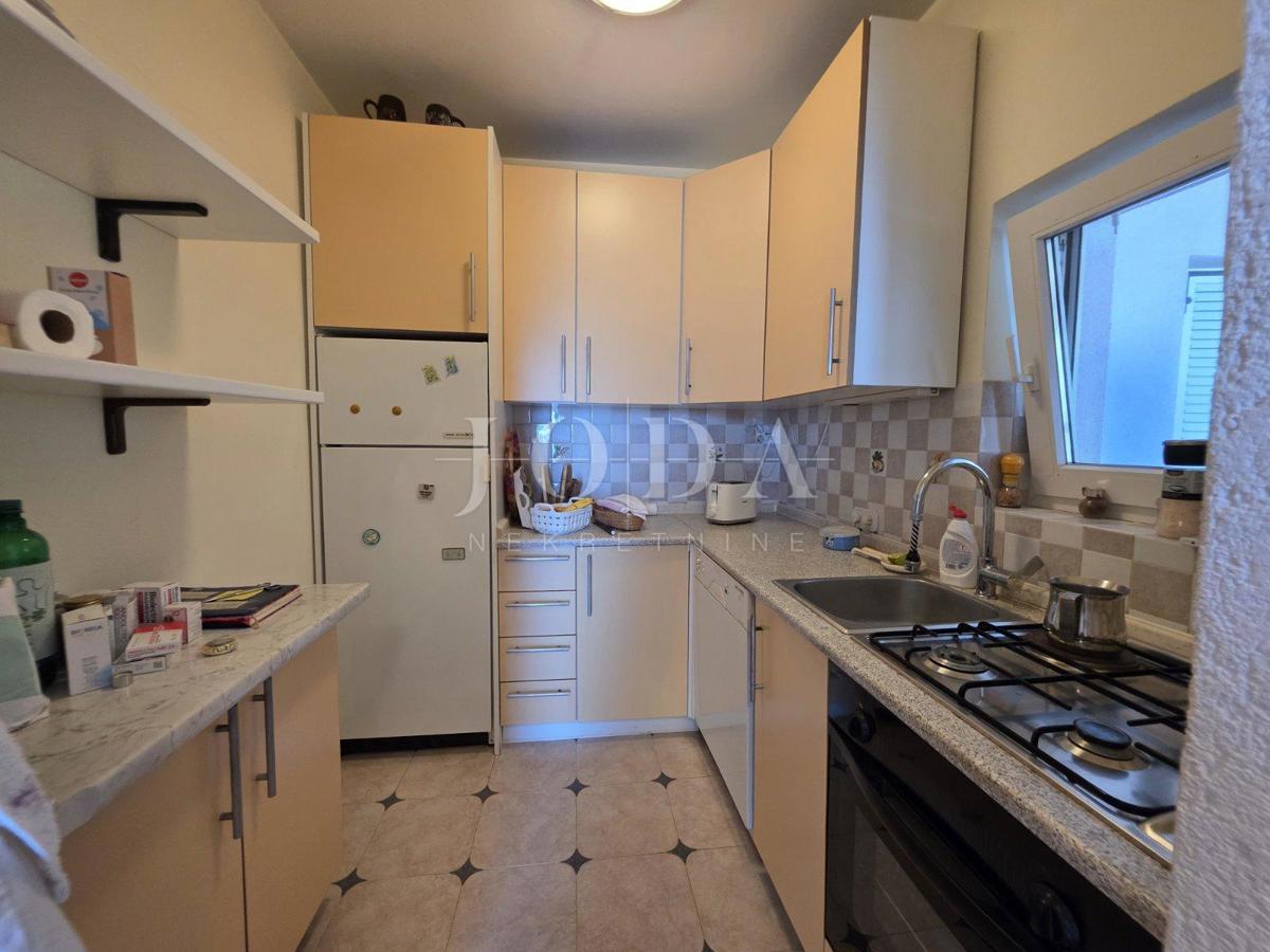Crikvenica, casa con quattro appartamenti in posizione privilegiata