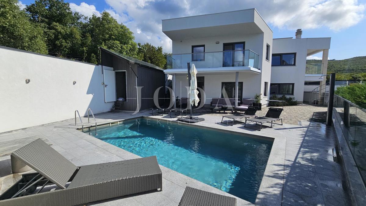 Casa moderna con piscina, garage e due appartamenti