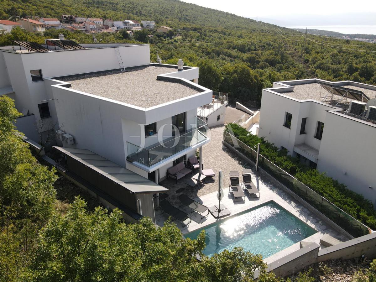 Casa moderna con piscina, garage e due appartamenti