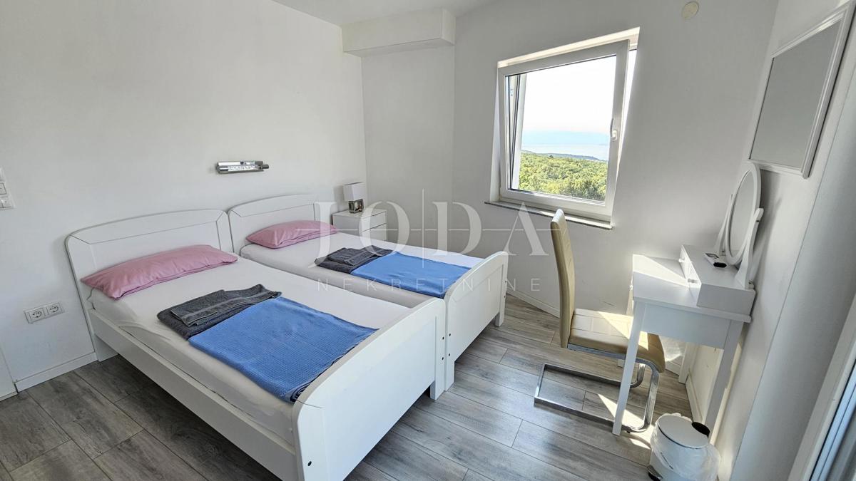 Casa moderna con piscina, garage e due appartamenti