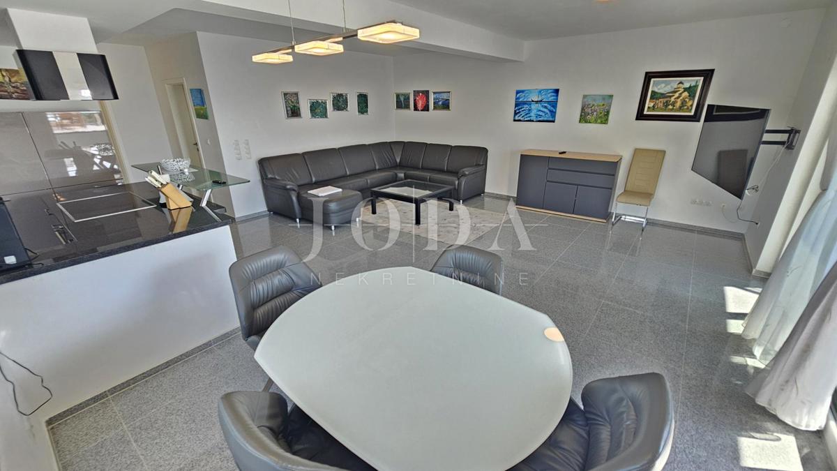 Casa moderna con piscina, garage e due appartamenti