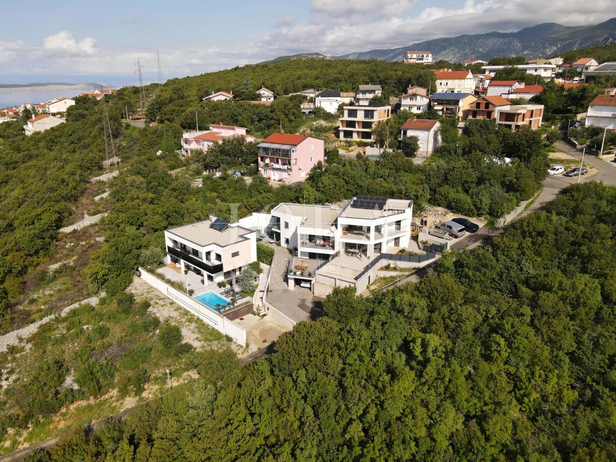 Casa moderna con piscina, garage e due appartamenti