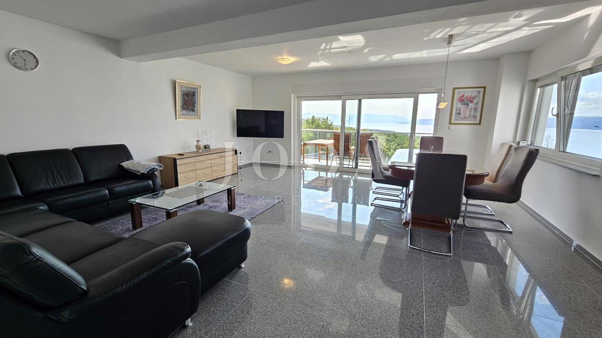 Casa moderna con piscina, garage e due appartamenti