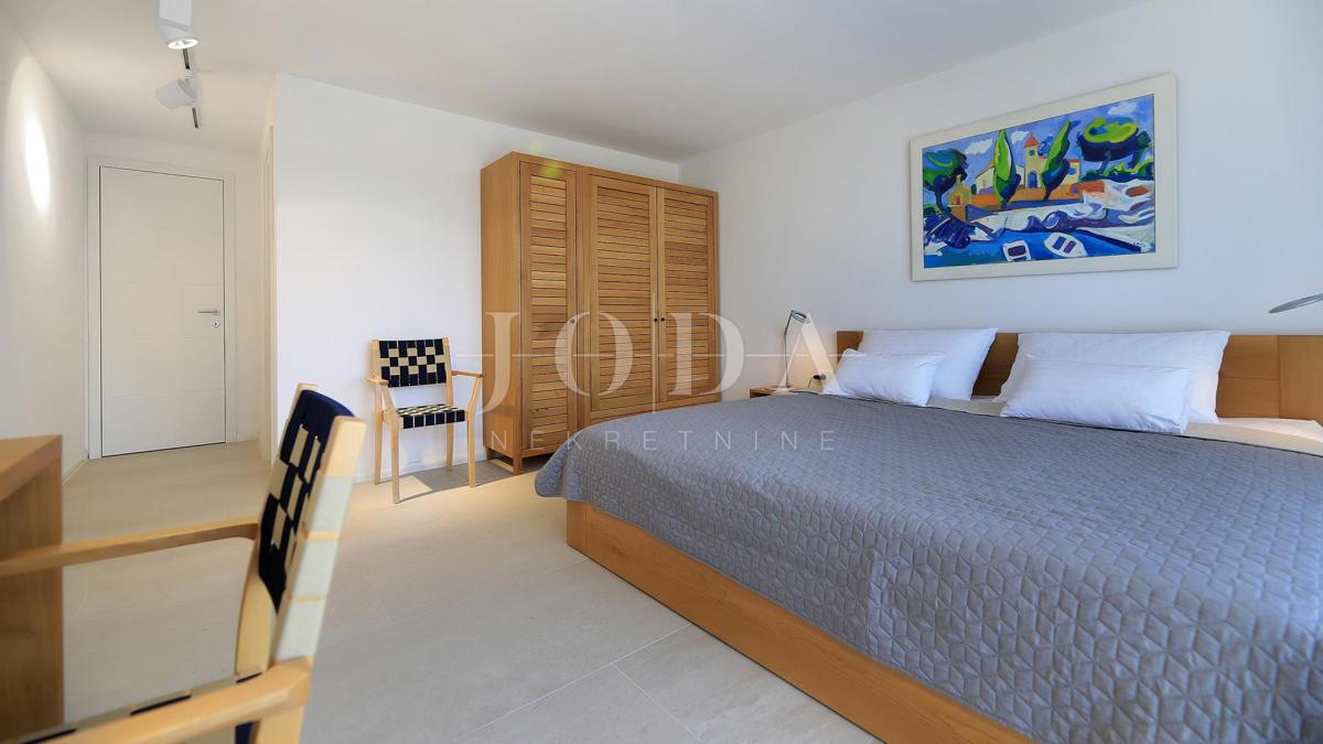 Villa con piscina e vista mare