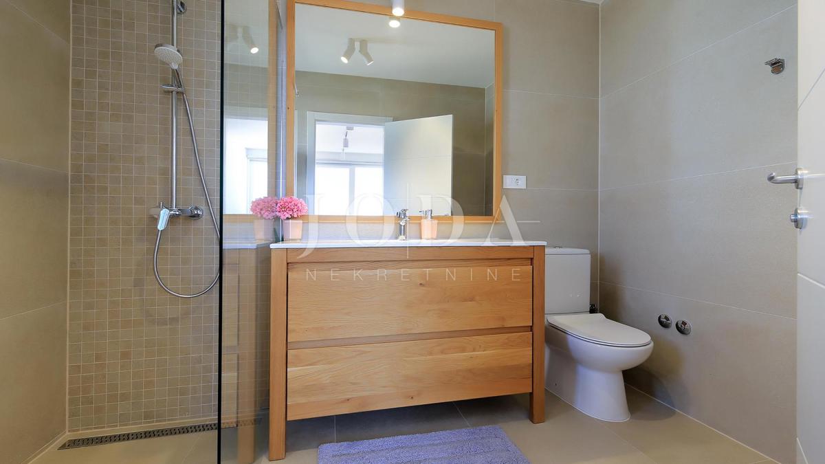 Villa con piscina e vista mare