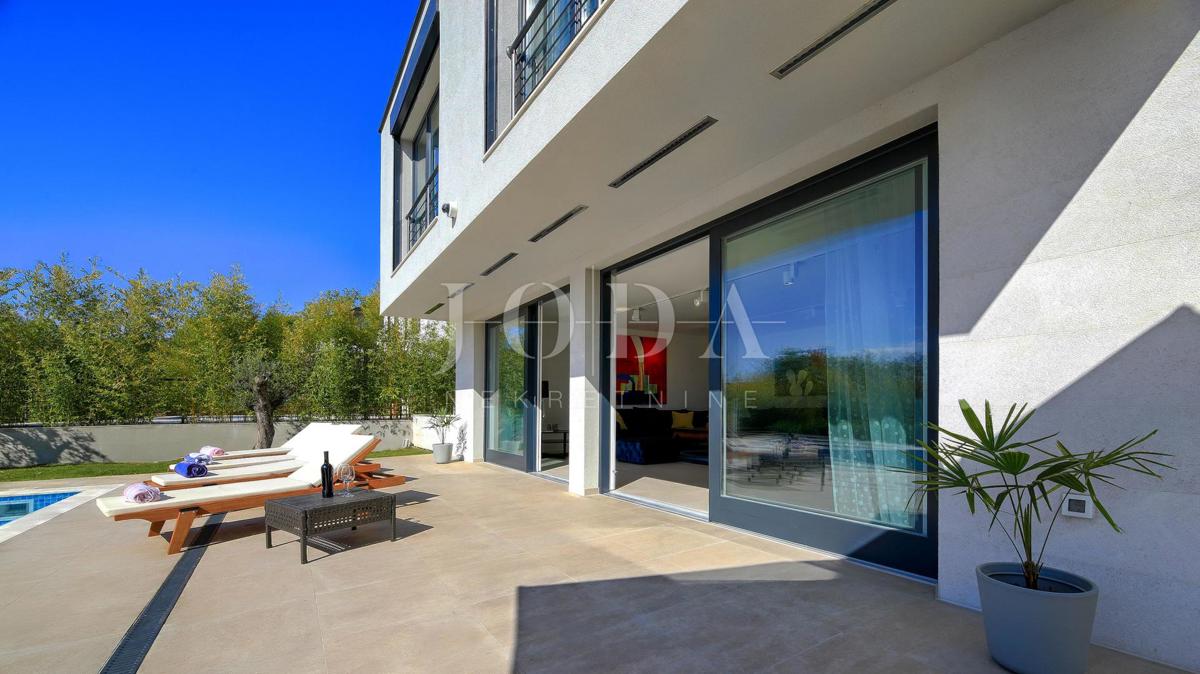 Villa con piscina e vista mare