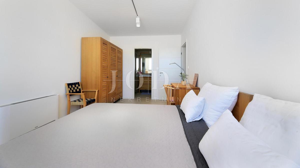 Villa con piscina e vista mare