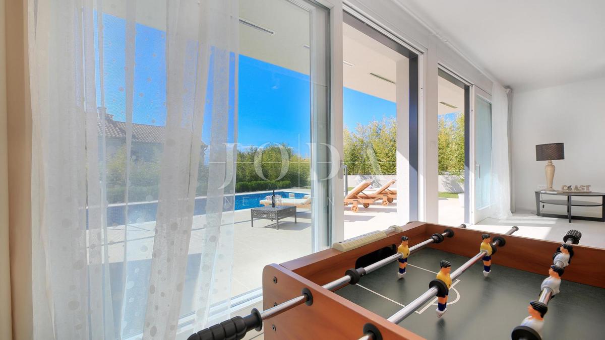 Villa con piscina e vista mare