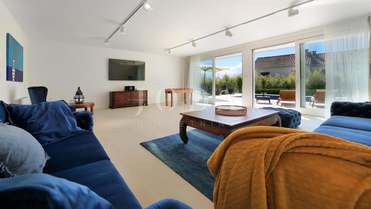 Villa con piscina e vista mare