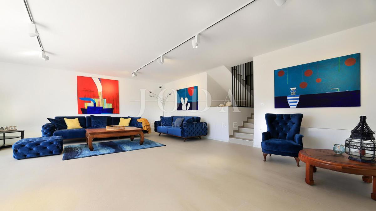 Villa con piscina e vista mare