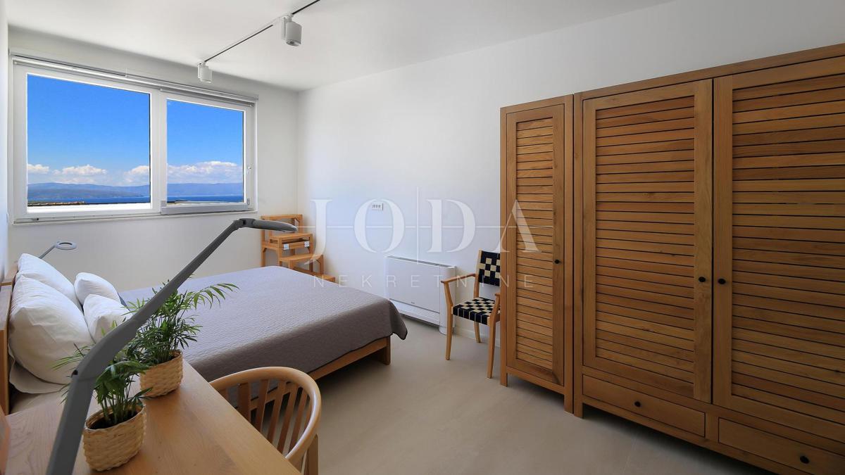 Villa con piscina e vista mare