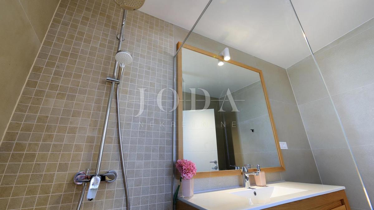 Villa con piscina e vista mare