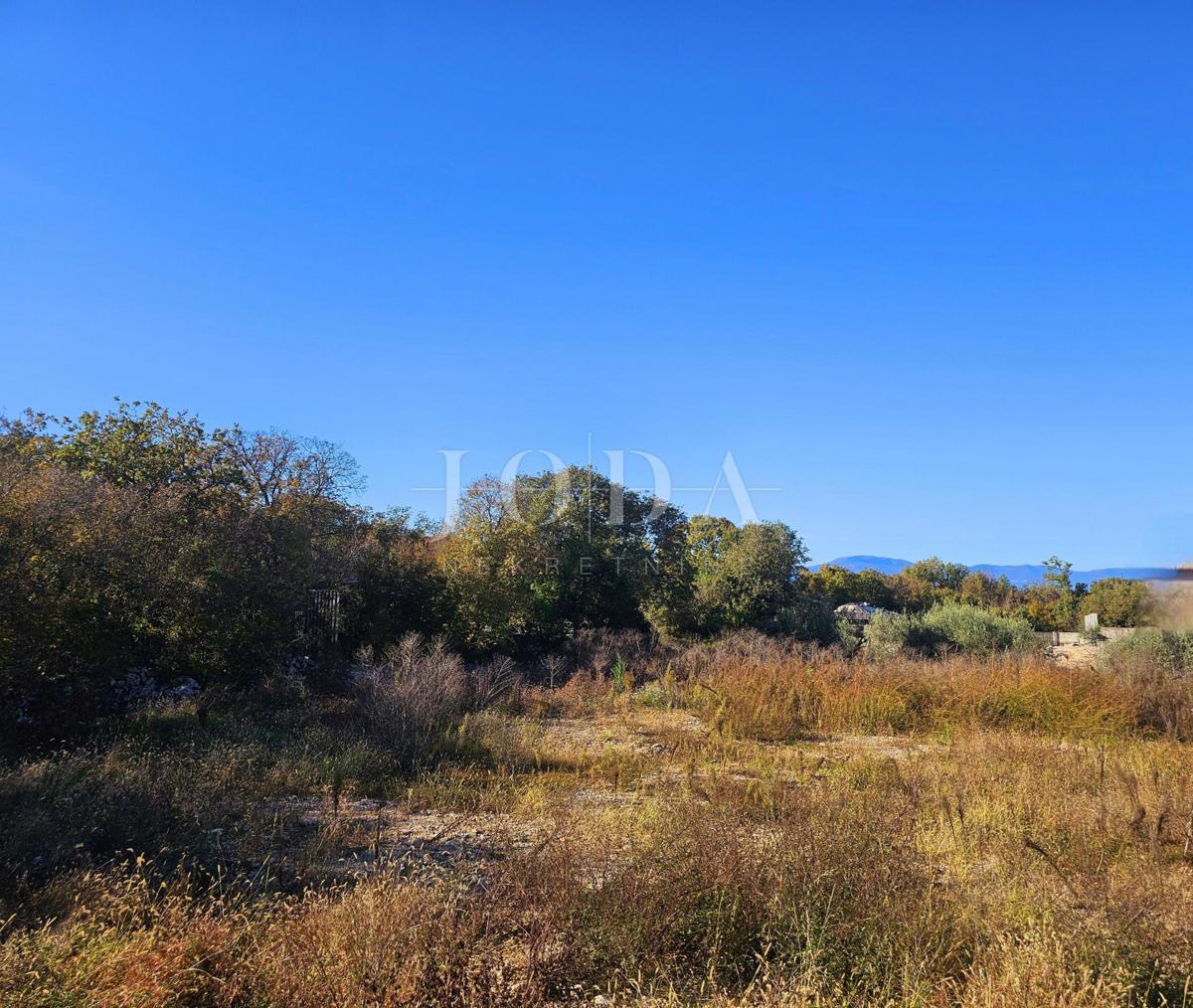 Vicino a Malinska, bel terreno edificabile in zona tranquilla