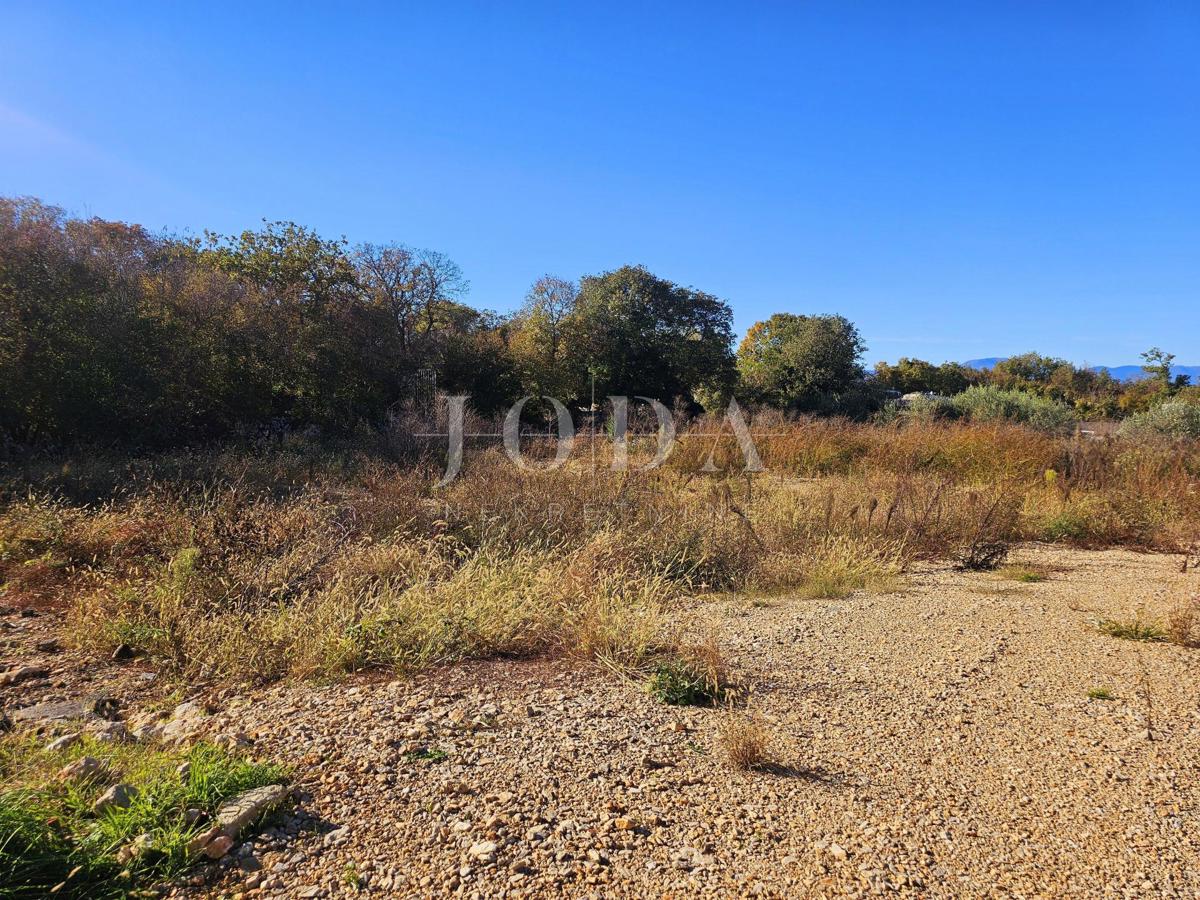 Vicino a Malinska, bel terreno edificabile in zona tranquilla