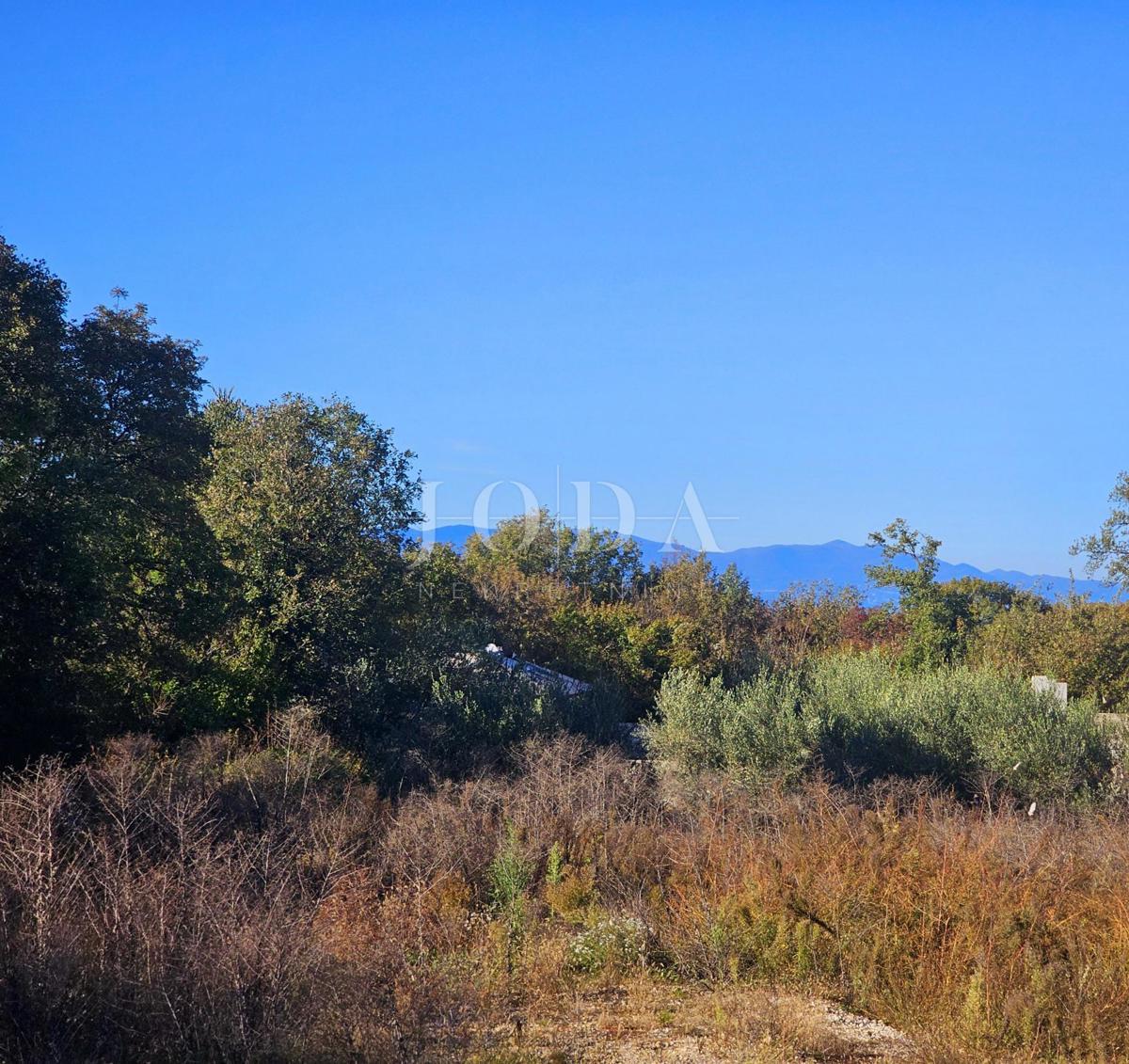 Vicino a Malinska, bel terreno edificabile in zona tranquilla