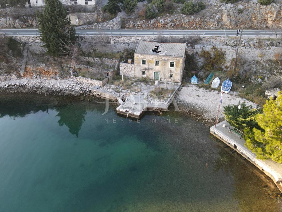 Casa Barić Draga, Karlobag, casa in pietra da ristrutturare, prima fila al mare
