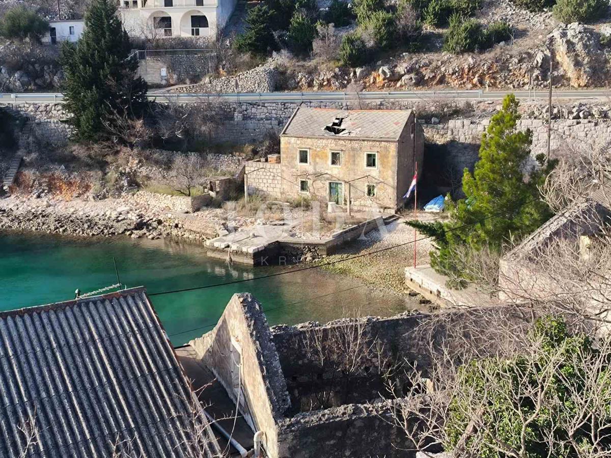 Casa Barić Draga, Karlobag, casa in pietra da ristrutturare, prima fila al mare