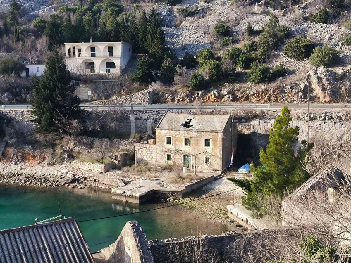 Casa Barić Draga, Karlobag, casa in pietra da ristrutturare, prima fila al mare