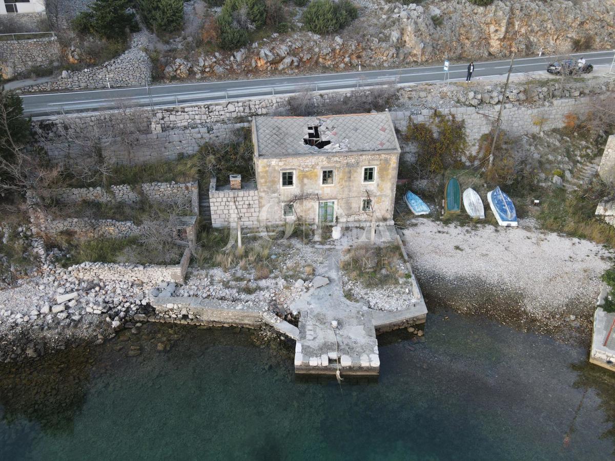 Casa Barić Draga, Karlobag, casa in pietra da ristrutturare, prima fila al mare