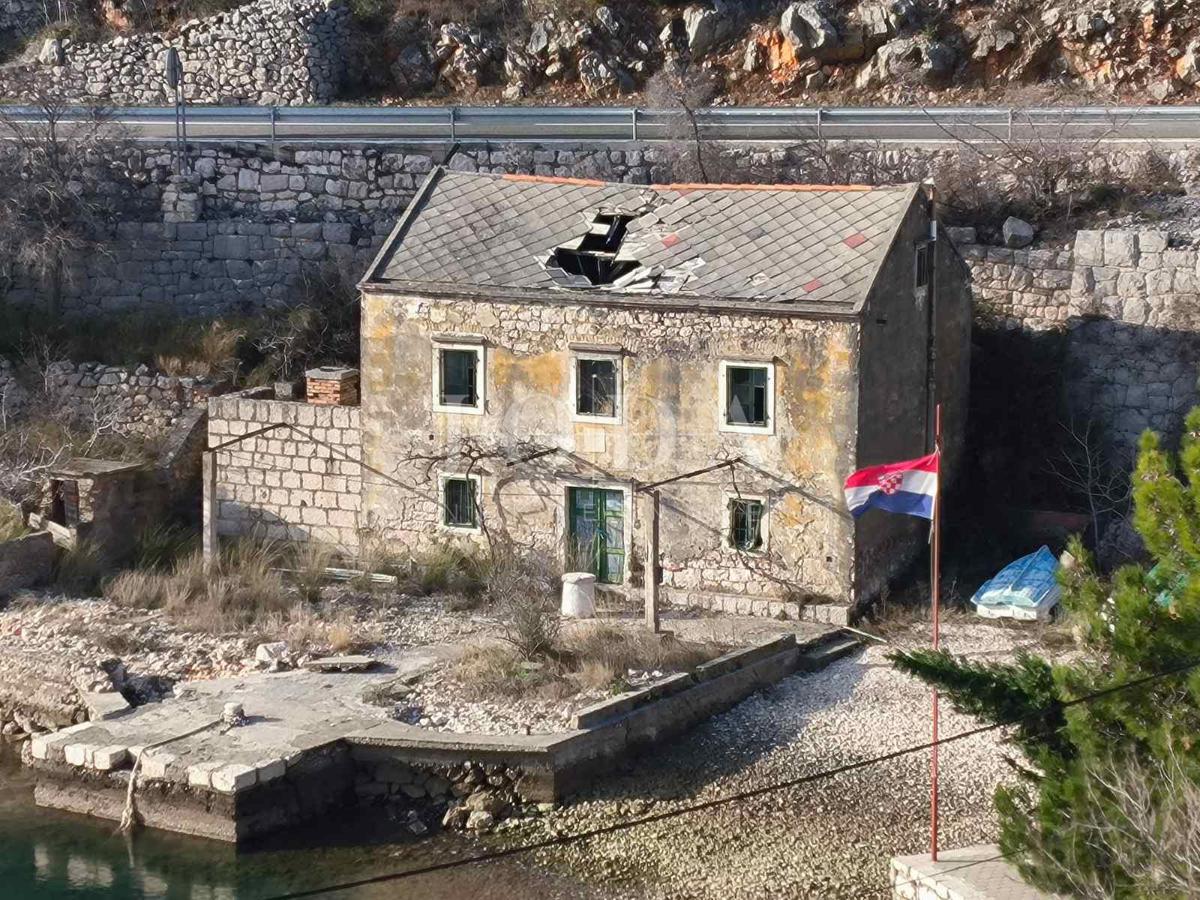 Casa Barić Draga, Karlobag, casa in pietra da ristrutturare, prima fila al mare