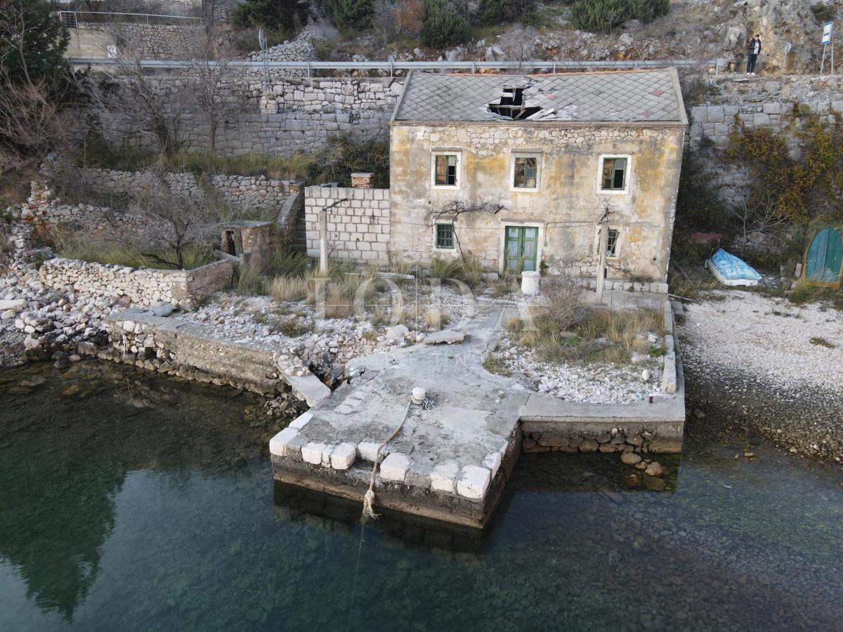 Casa Barić Draga, Karlobag, casa in pietra da ristrutturare, prima fila al mare