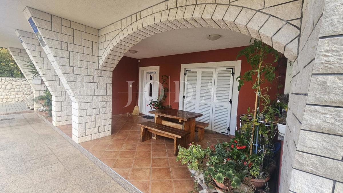 Opportunità di investimento – Casa con appartamenti e piscina a Crikvenica