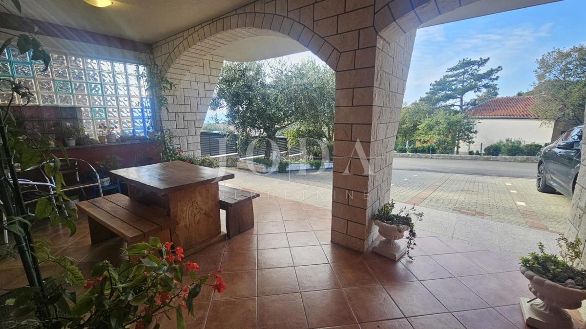 Opportunità di investimento – Casa con appartamenti e piscina a Crikvenica