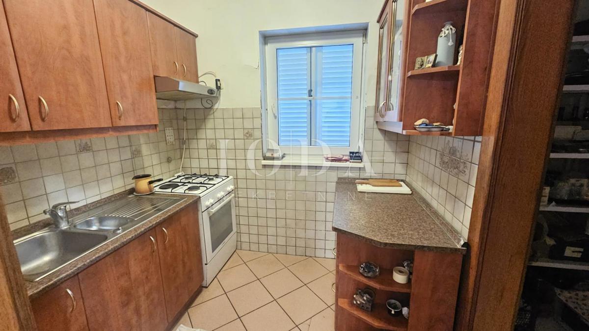 Opportunità di investimento – Casa con appartamenti e piscina a Crikvenica