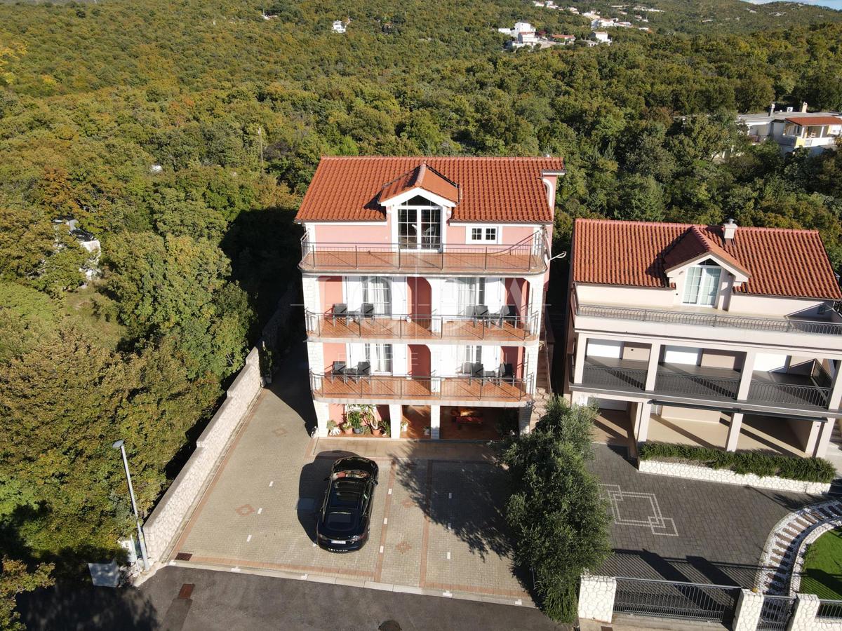 Opportunità di investimento – Casa con appartamenti e piscina a Crikvenica