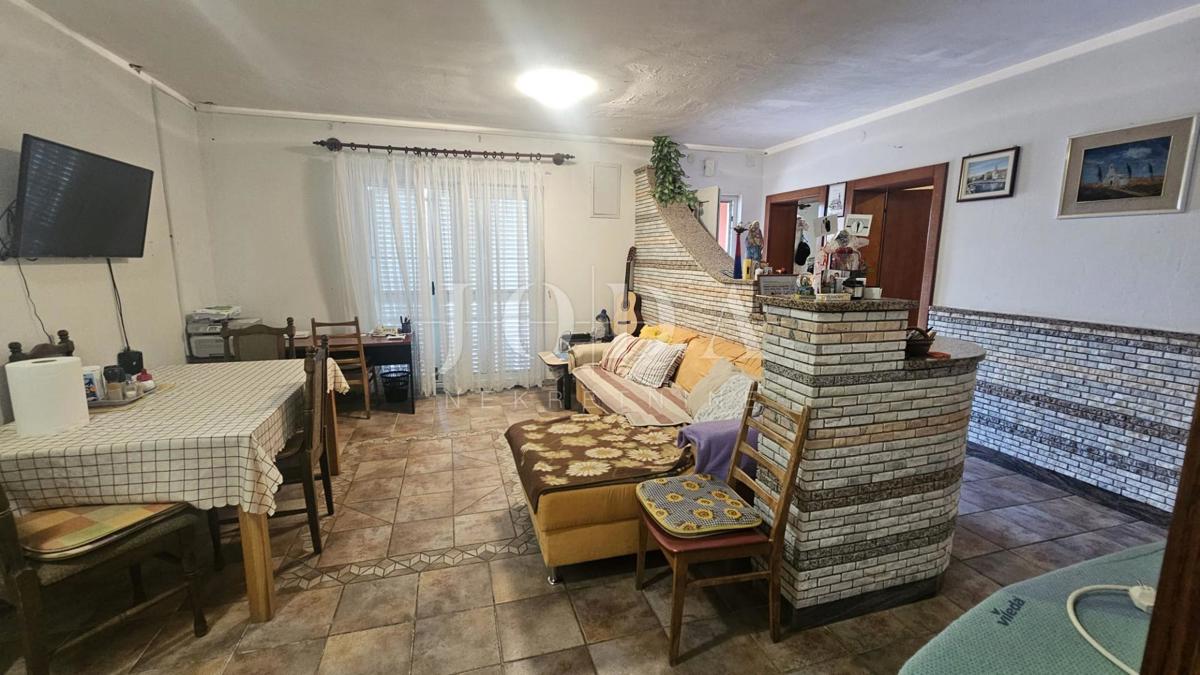 Opportunità di investimento – Casa con appartamenti e piscina a Crikvenica