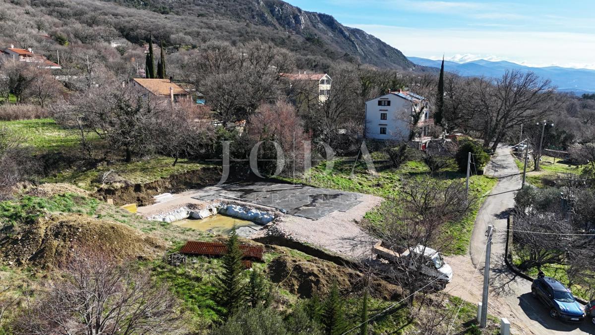 Terreno edificabile 1.250 m² con permesso e fondamenta – Bribir, vista mare